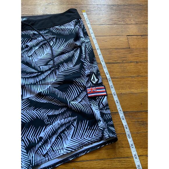 VOLCOM Mod-Tech Hawaii Black/White Floral Boardshorts sz 36 - Picture 11 of 12